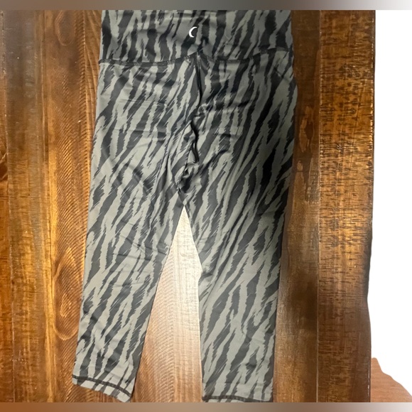 Zyia Women Gray Black Sketch Light & Tight Hi Rise Capri 20" Legging Size 6-8 - Picture 5 of 5